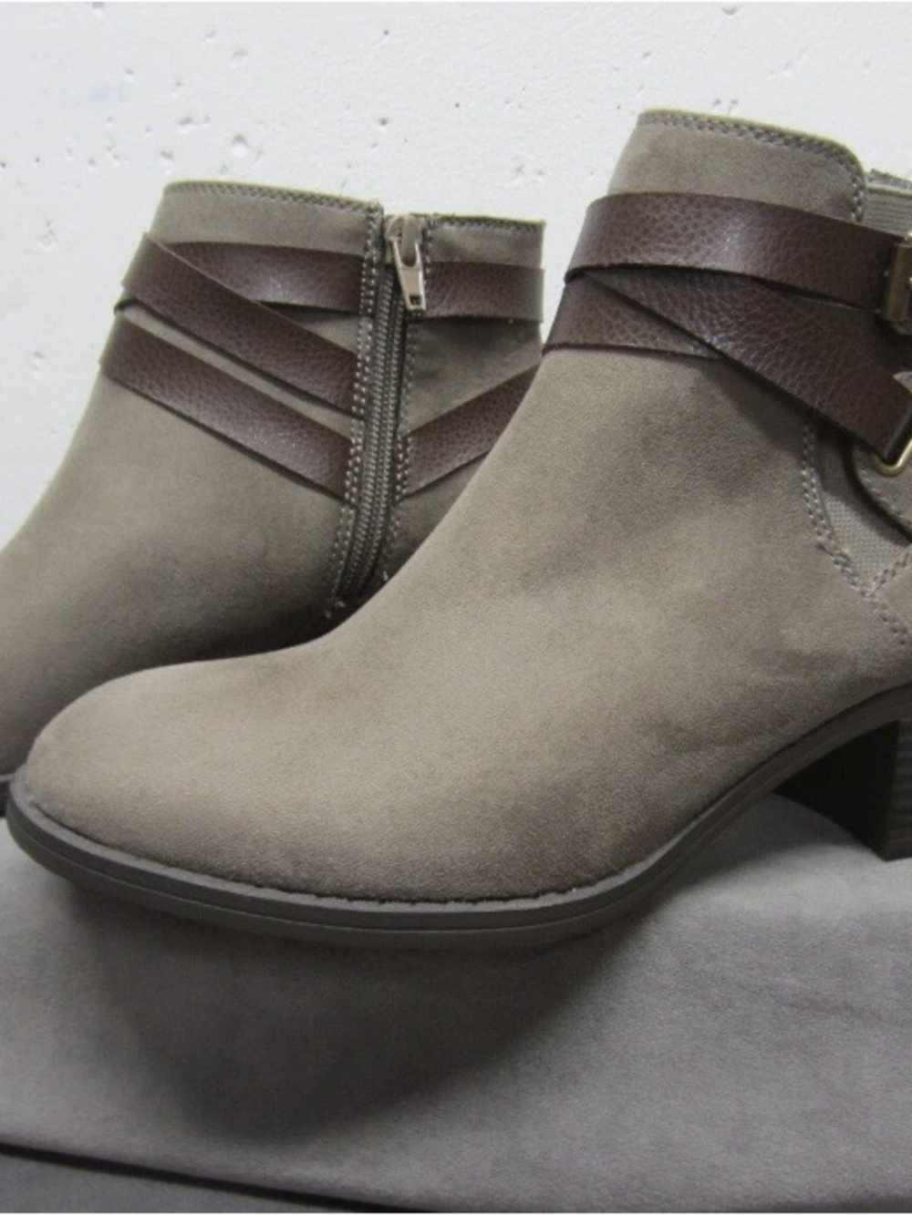 BASS Women's Chelsea w/ Strap Detail ankle bootie